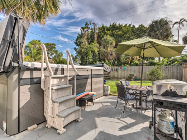Two Bedroom Bungalow with Shared Backyard Sleeps up to Five Guests