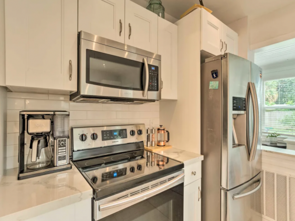 Two Bedroom Bungalow with Shared Backyard Sleeps up to Five Guests