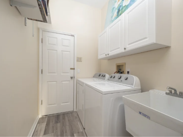 Three Bedroom Three Bathroom New Arrival Pool Home