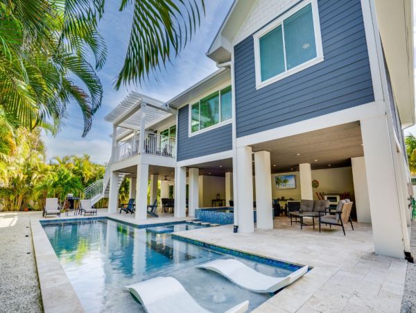 Anna Maria Island Luxury Vacation Rental - Holmes Beach Retreat with Pool & Spa
