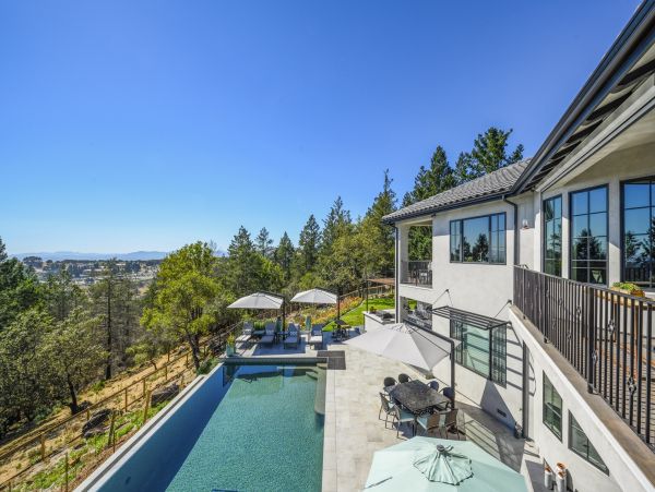 Five Bedroom Posh Vacation Home with Private Pool in Santa Rosa