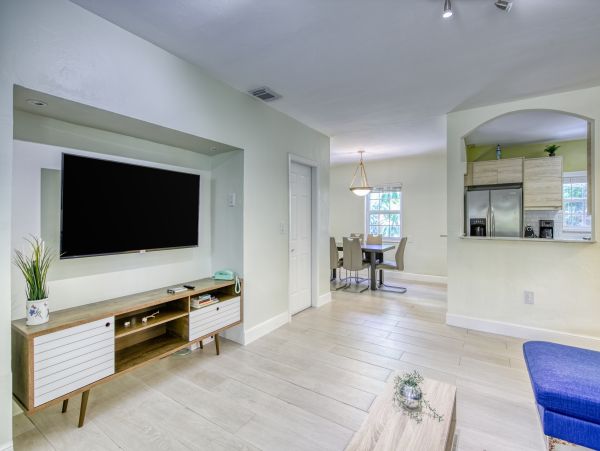 Sunny Florida Home Great Location Close to All the Attractions!!