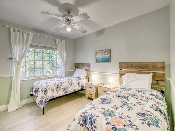 Sunny Florida Home Great Location Close to All the Attractions!!