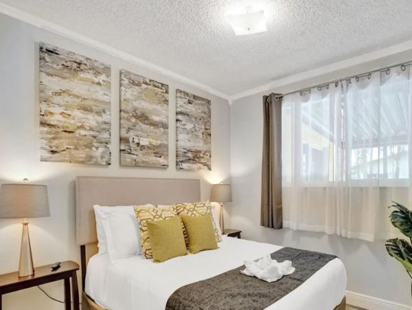 4 Bedroom Vacation Pool Home in Fort Lauderdale Sleeps 10