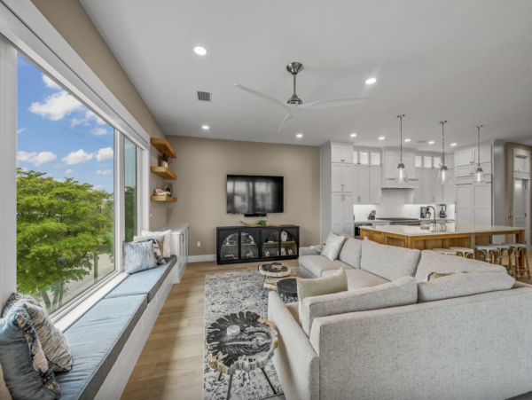 Sensational Coastal Vacation Home in Siesta Key with Pool and Great Location!