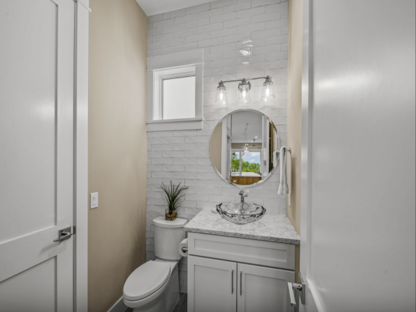 Sensational Coastal Vacation Home in Siesta Key with Pool and Great Location!