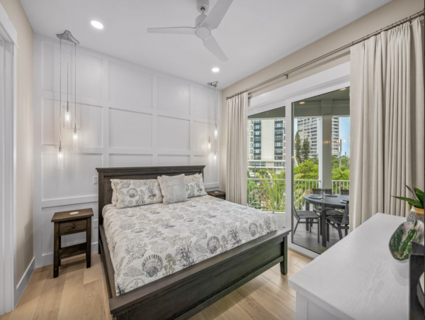 Sensational Coastal Vacation Home in Siesta Key with Pool and Great Location!
