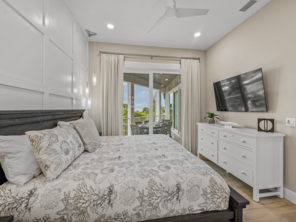 Sensational Coastal Vacation Home in Siesta Key with Pool and Great Location!