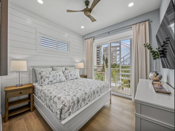 Sensational Coastal Vacation Home in Siesta Key with Pool and Great Location!