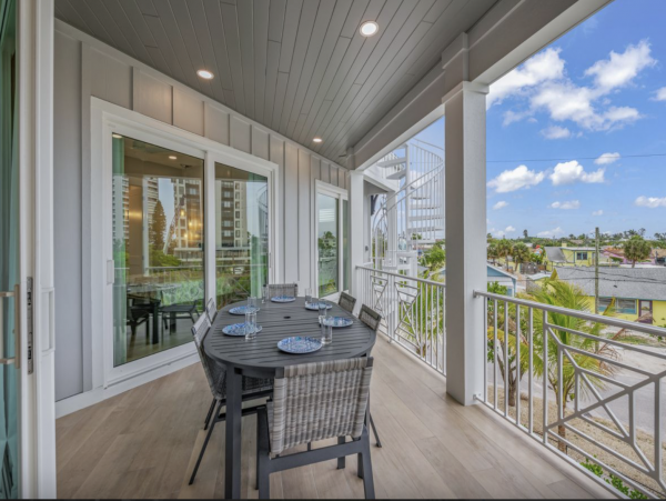 Sensational Coastal Vacation Home in Siesta Key with Pool and Great Location!