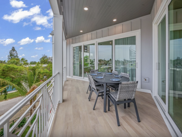 Sensational Coastal Vacation Home in Siesta Key with Pool and Great Location!