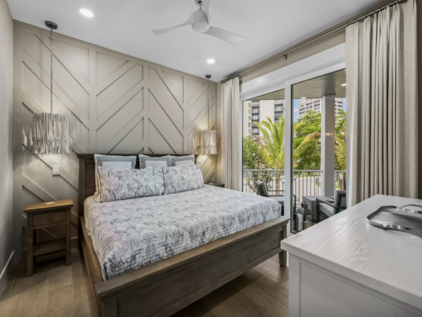 Sensational Coastal Vacation Home in Siesta Key with Pool and Great Location!