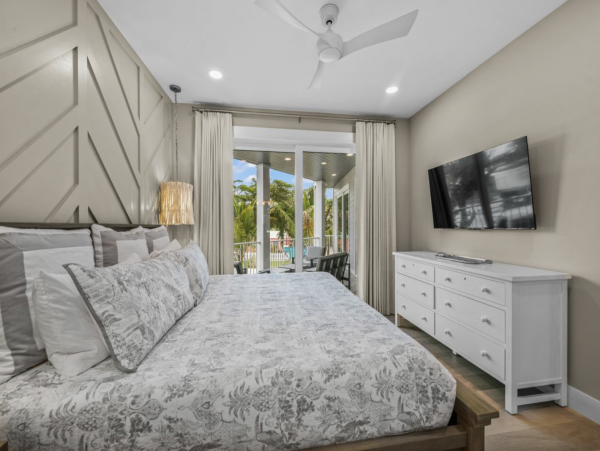 Sensational Coastal Vacation Home in Siesta Key with Pool and Great Location!