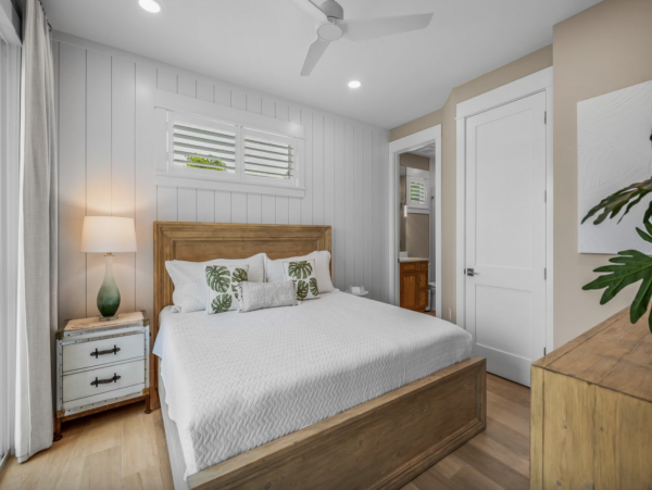 Sensational Coastal Vacation Home in Siesta Key with Pool and Great Location!