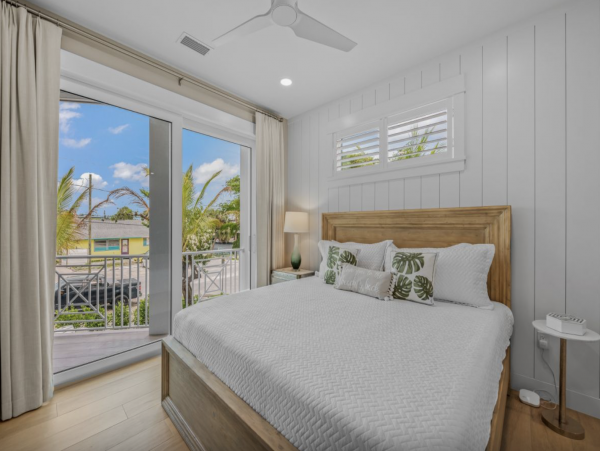 Sensational Coastal Vacation Home in Siesta Key with Pool and Great Location!