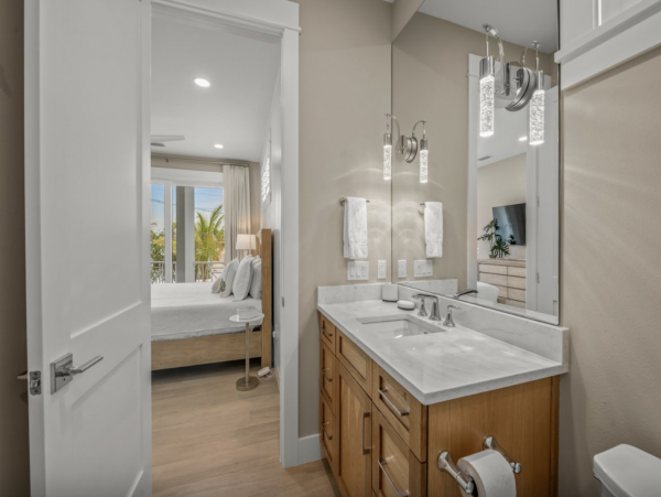 Sensational Coastal Vacation Home in Siesta Key with Pool and Great Location!