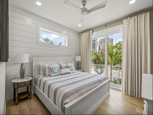 Sensational Coastal Vacation Home in Siesta Key with Pool and Great Location!