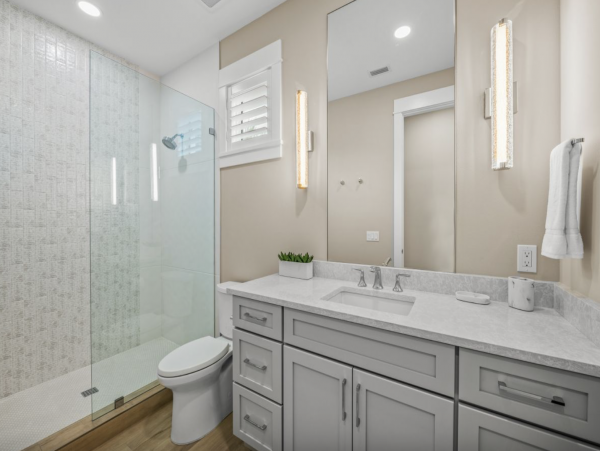 Sensational Coastal Vacation Home in Siesta Key with Pool and Great Location!