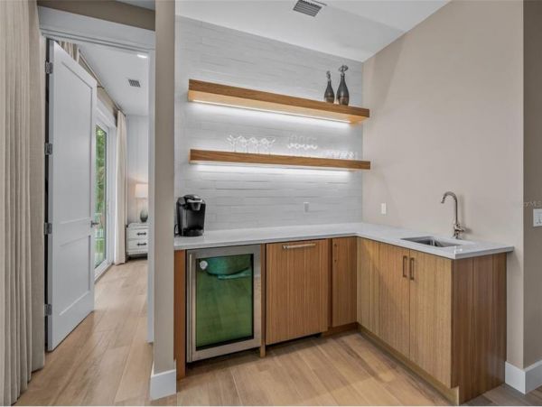 Sensational Coastal Vacation Home in Siesta Key with Pool and Great Location!