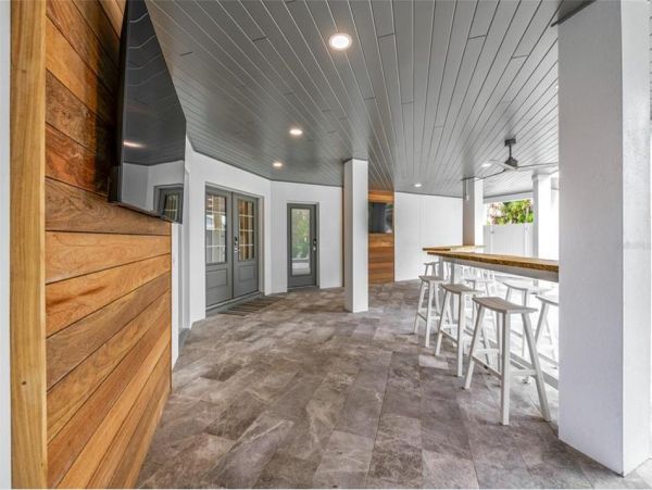 Sensational Coastal Vacation Home in Siesta Key with Pool and Great Location!