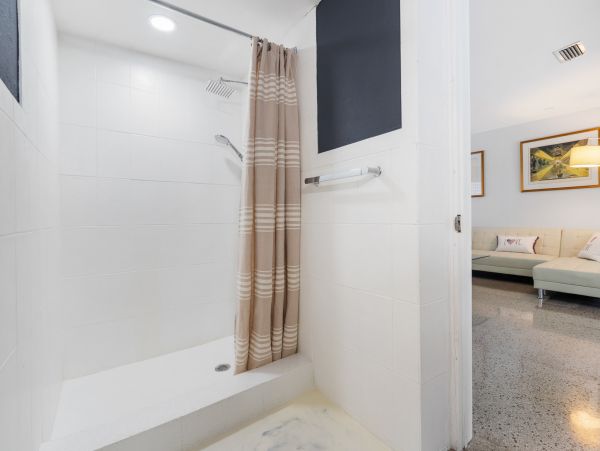 Hollywood Vacation Home Four Bedroom