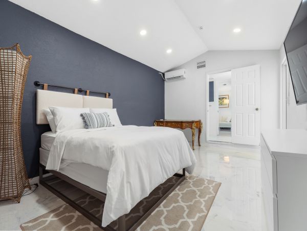 Hollywood Vacation Home Four Bedroom