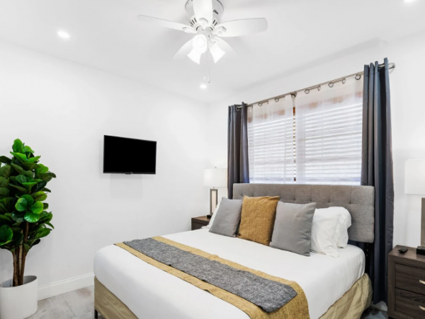 Lovely 4 Bedroom Home with Private Pool in Dania Beach
