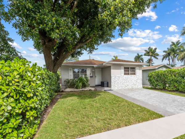 Lovely 4 Bedroom Home with Private Pool in Dania Beach