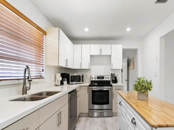 Lovely 4 Bedroom Home with Private Pool in Dania Beach