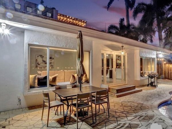 Hollywood Vacation Home Five Bedroom
