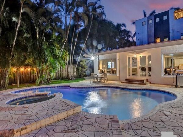 Hollywood Vacation Home Five Bedroom