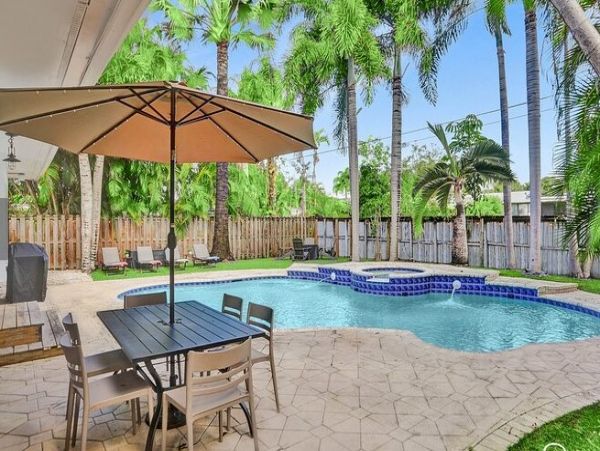 Hollywood Vacation Home Five Bedroom