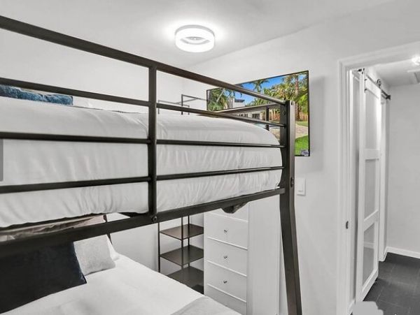 Hollywood Vacation Home Five Bedroom