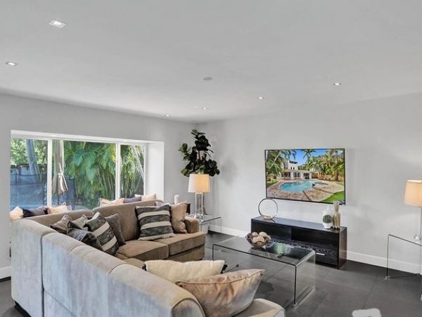 Hollywood Vacation Home Five Bedroom
