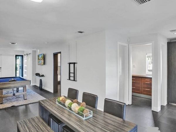 Hollywood Vacation Home Five Bedroom