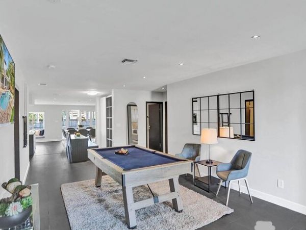 Hollywood Vacation Home Five Bedroom