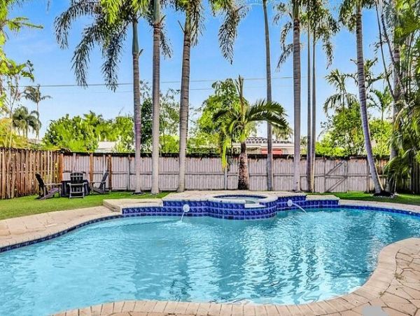 Hollywood Vacation Home Five Bedroom