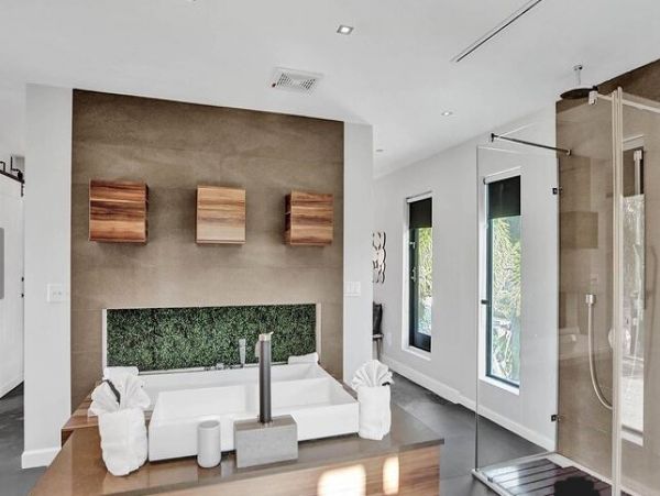 Hollywood Vacation Home Five Bedroom