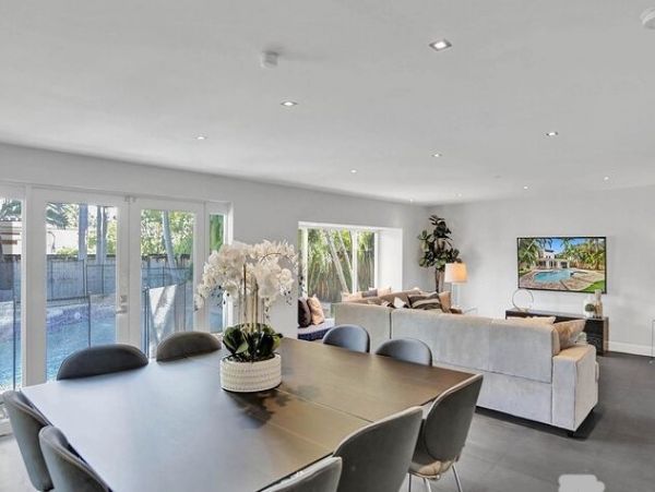 Hollywood Vacation Home Five Bedroom