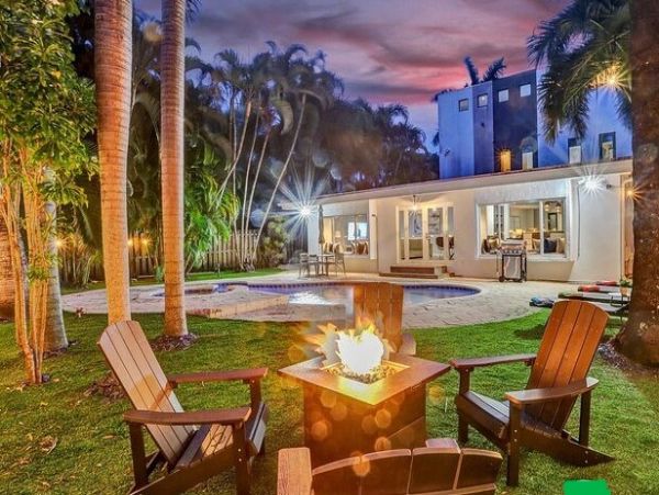 Hollywood Vacation Home Five Bedroom