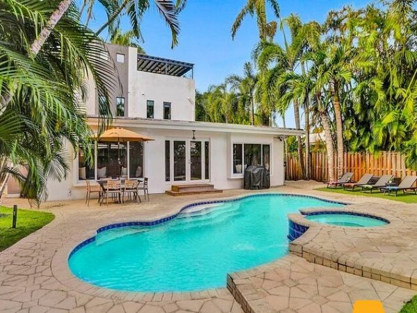 Hollywood Vacation Home Five Bedroom