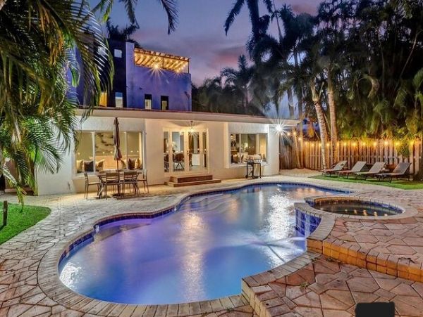 Hollywood Vacation Home Five Bedroom