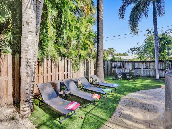 Hollywood Vacation Home Five Bedroom