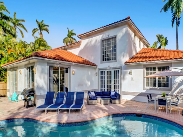 Hollywood 4 Bedroom Home with Private Pool