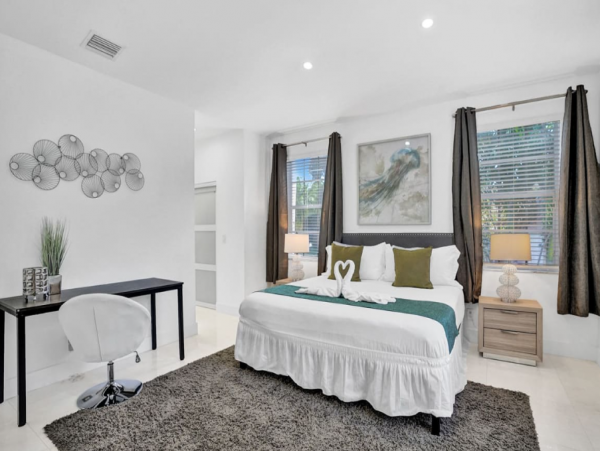 Hollywood 4 Bedroom Home with Private Pool