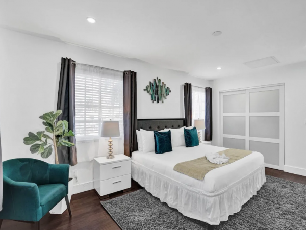 Hollywood 4 Bedroom Home with Private Pool