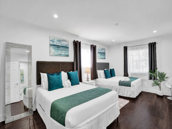 Hollywood 4 Bedroom Home with Private Pool