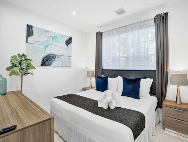 Hollywood 4 Bedroom Home with Private Pool