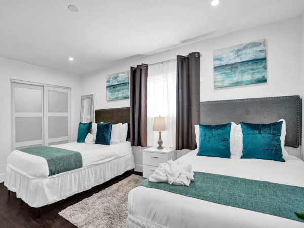 Hollywood 4 Bedroom Home with Private Pool