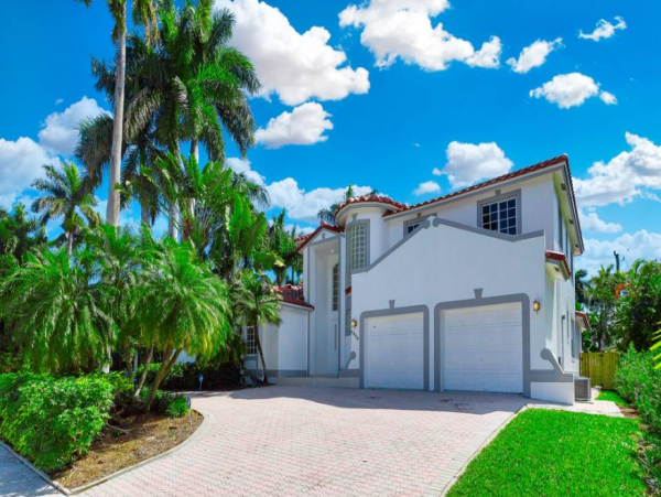 Hollywood 4 Bedroom Home with Private Pool
